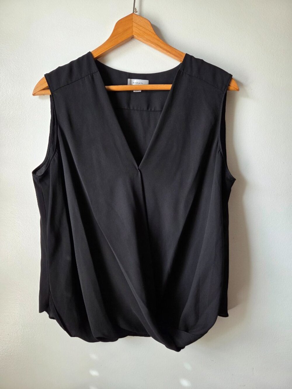 EUC TAHARI ARTHUR LEVINE BLACK SUPLICE NECK TANK TOP SIZE L